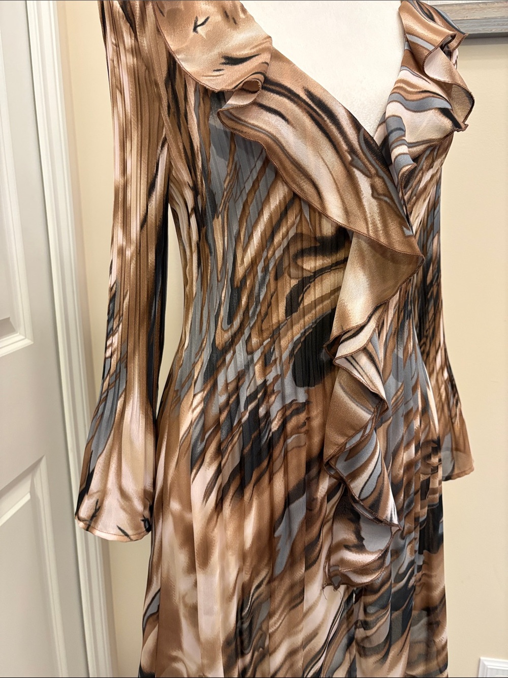 Dressbarn Ruffled V-Neck Tunic Medium - Picture 4 of 16